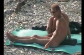 Парочка нудистов трахается на пляже