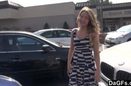 Сладкая блондинка занимается сексом с бойфрендом в машине