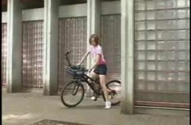 Японское чудо. Велосипед с фаллоимитатором.
