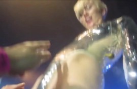 Позволяет поклонникам трогать её киску, сисески и попочку во время шоу, Майли Сайрус (Miley Cyrus)