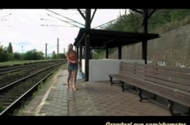Мужик и грудастая блондинка в ожидании поезда