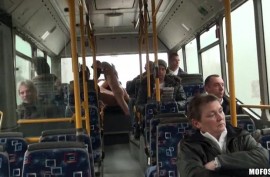 Линдси Олсен (Lindsey Olsen) трахается в автобусе с незнакомцем