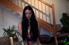 Девушка с длинными черными волосами подготовилась к анальному сексу