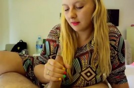 Подруга с очумелыми ручками доводит пенис до фантастически извергающего оргазма