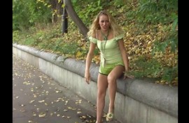 Девушка в зелёных шортиках писиет на публике №3