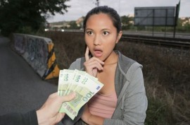 Молодая азиатка решили отсосать член и отдаться первому встречному за деньги