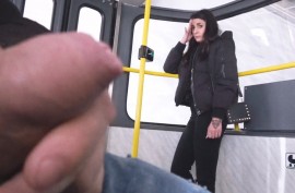 Женщина наблюдает, как я дрочу в трамвае!