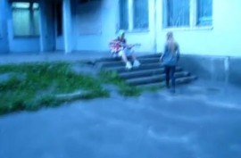 Молодой русский уличный музыкант развел девку на еблю