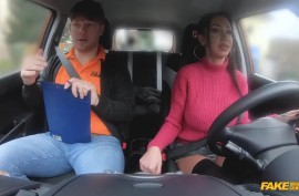 Инструктор в автомобиле затрахал сисястую самку