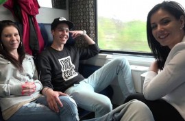 Две сексуальные красотки в поезде развлеклись с горячими молодыми парнями
