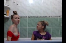 Русские девахи развлекаются в ванной