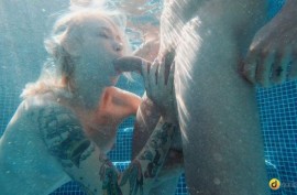 Сексуальная блондиночка трахается со своим мужиком прямо в бассейне и бурно кончает