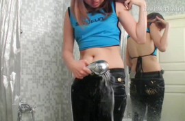 Джули Си (July C) полоскается в ванне в своих джинсах