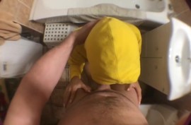 Русский минет и секс раком в ванной с подругой в желтой куртке