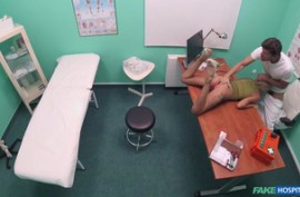 Сладкая русская блондинка ест документы и сперму