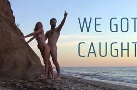 Секс на пляже – парочка ебется