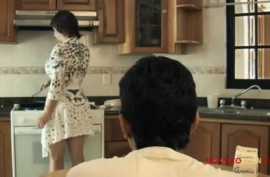 Парень с домохозяйкой на кухне
