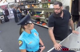 Грудастая женщина из полиции любит секс