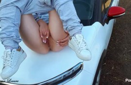 Русская деваха кончает сквиртами на капоте машины
