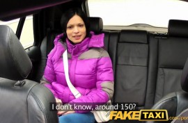 FakeTaxi - Женщина с большими натуральными сиськами катается на члене таксиста