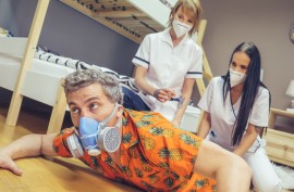Секси медсестры спариванием помогают мужику