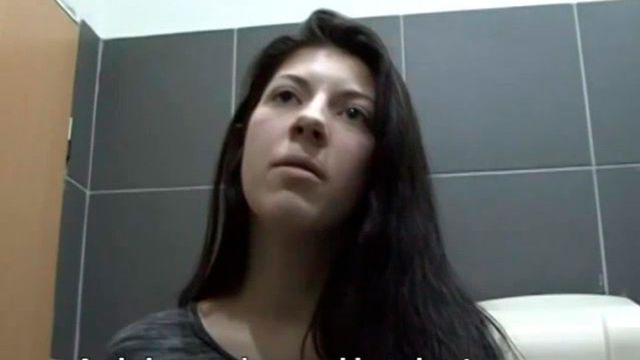 Брюнетка согласилась на секс втроем за 20 тысяч крон