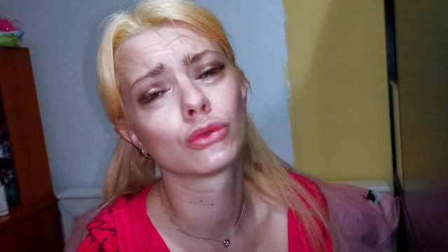 Телка  сосет резиновый  болт